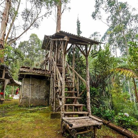 Oyo Homes 90915 Eco Tourism Desa Cihanjuang Rahayu Ciwangun Indah Camp Villas Bongkar Zewnętrze zdjęcie