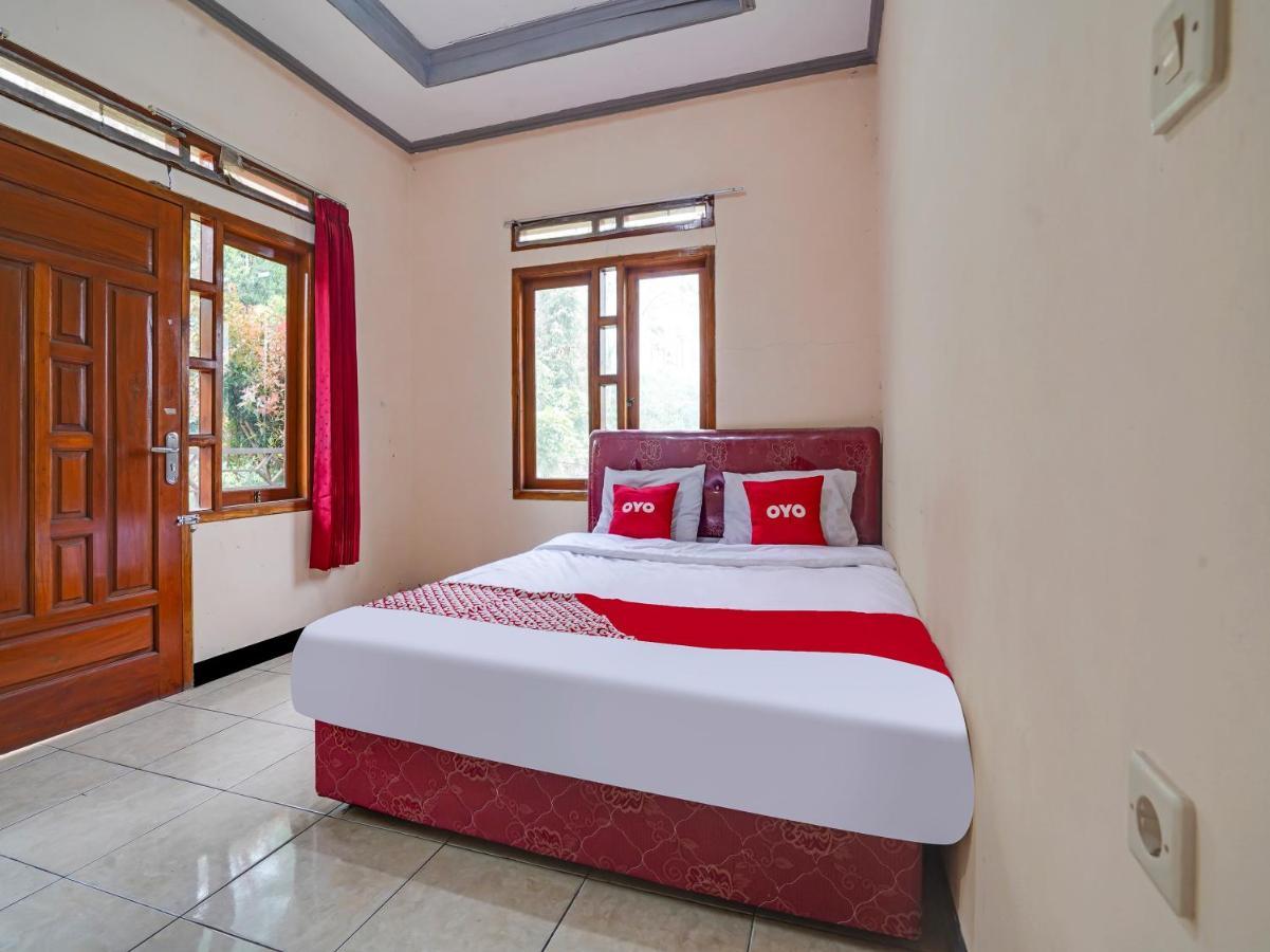 Oyo Homes 90915 Eco Tourism Desa Cihanjuang Rahayu Ciwangun Indah Camp Villas Bongkar Zewnętrze zdjęcie