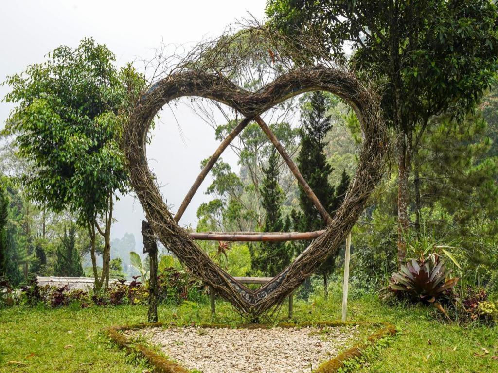Oyo Homes 90915 Eco Tourism Desa Cihanjuang Rahayu Ciwangun Indah Camp Villas Bongkar Zewnętrze zdjęcie